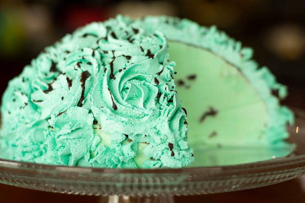 Decorating a gelato cake